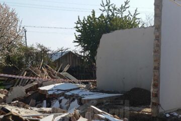 Doi pereți ai casei s-au prăbușit direct peste Cristinel Vasile Florea, bărbatul decedând pe loc, fiind prins sub dărâmături