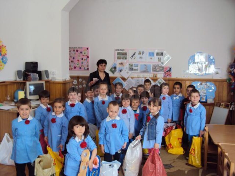Copiii din grupa mijlocie de la Grădinița cu Program Normal „Lizuca” din Fălticeni, coordonați de educatoarea Doinița Bălan