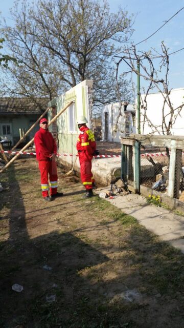 Doi pereți ai casei s-au prăbușit direct peste Cristinel Vasile Florea, bărbatul decedând pe loc, fiind prins sub dărâmături