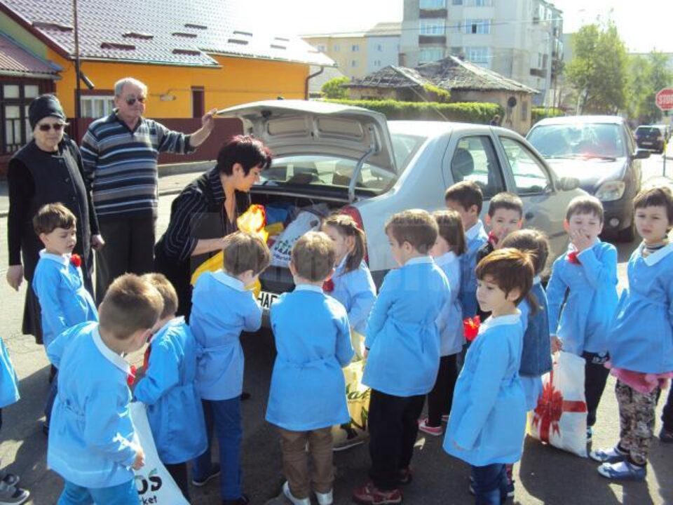 Copiii din grupa mijlocie de la Grădinița cu Program Normal „Lizuca” din Fălticeni, coordonați de educatoarea Doinița Bălan