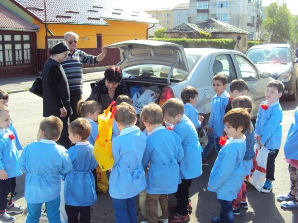 Copiii din grupa mijlocie de la Grădinița cu Program Normal „Lizuca” din Fălticeni, coordonați de educatoarea Doinița Bălan