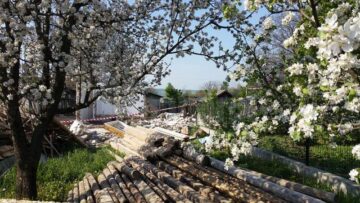Doi pereți ai casei s-au prăbușit direct peste Cristinel Vasile Florea, bărbatul decedând pe loc, fiind prins sub dărâmături