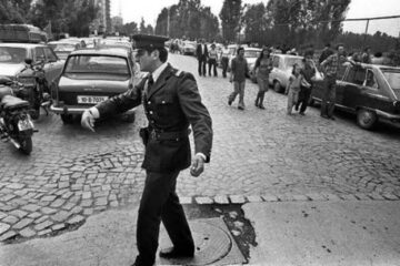 „Să facem pentru poliție uniforme roz...”