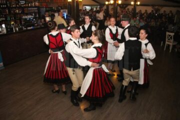 Dansuri și tradiții ale etniilor din România, prezentate într-un spectacol extraordinar, la Suceava