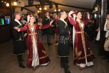 Dansuri și tradiții ale etniilor din România, prezentate într-un spectacol extraordinar, la Suceava