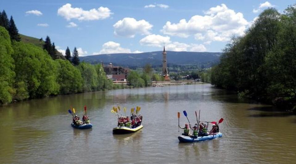 Tiroliană și river rafting pentru turiștii care și-au petrecut minivacanța de 1 mai la Vatra Dornei Tiroliană și river rafting pentru turiștii care și-au petrecut minivacanța de 1 mai la Vatra Dornei