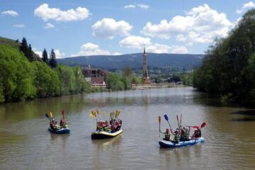 Tiroliană și river rafting pentru turiștii care și-au petrecut minivacanța de 1 mai la Vatra Dornei