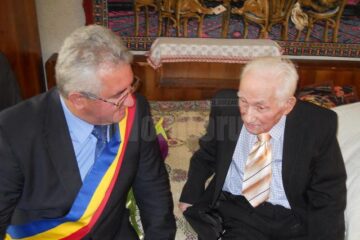 La împlinirea vârstei de 100 de ani, Vasile Bodnar a fost felicitat de primarul Sucevei, Ion Lungu