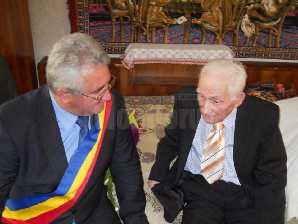 La împlinirea vârstei de 100 de ani, Vasile Bodnar a fost felicitat de primarul Sucevei, Ion Lungu La împlinirea vârstei de 100 de ani, Vasile Bodnar a fost felicitat de primarul Sucevei, Ion Lungu