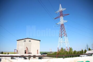 Bărbatul s-a urcat ieri după-amiază pe un stâlp de înaltă tensiune din incinta societății Soconi