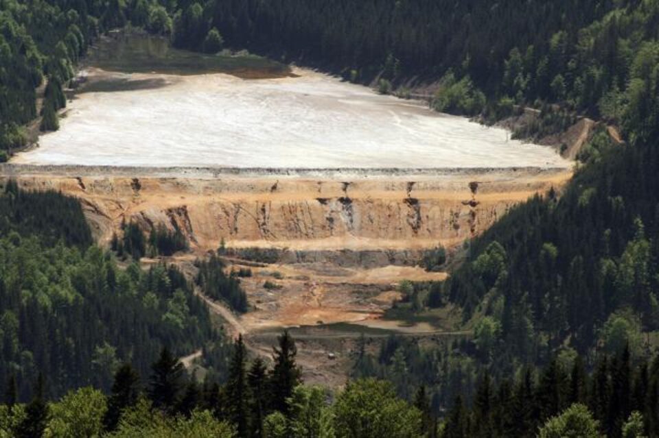 Miza cercetărilor o reprezintă circa 18 milioane de metri cubi de steril aflat în iazuri de decantare.