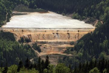 Miza cercetărilor o reprezintă circa 18 milioane de metri cubi de steril aflat în iazuri de decantare.