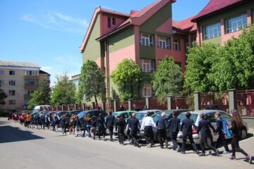 Elevii au format, la final, un lanț uman care a înconjurat clădirea unității de învățământ