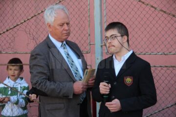Elevul Dragoș Tudorache a recitat câteva strofe dintr-o poezie, dovedind că autismul nu este o sentință la izolare