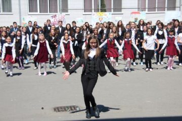 Școlarii au reușit să provoace o epidemie de veselie în curtea unității de învățământ