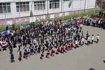 Școlarii au reușit să provoace o epidemie de veselie în curtea unității de învățământ