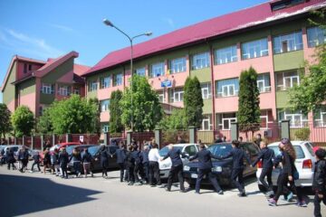 Elevii au format, la final, un lanț uman care a înconjurat clădirea unității de învățământ