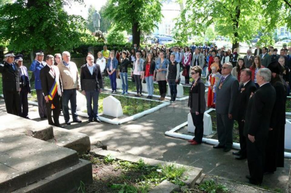 Ambasada Federației Ruse în România și Comunitatea Rușilor Lipoveni din România au organizat un eveniment festiv în Cimitirul ostașilor sovietici din municipiul Fălticeni Ambasada Federației Ruse în România și Comunitatea Rușilor Lipoveni din România au organizat un eveniment festiv în Cimitirul ostașilor sovietici din municipiul Fălticeni
