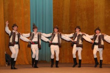 Mai mulți copii cu dizabilități au dansat pe scena suceveană, într-un spectacol caritabil de excepție