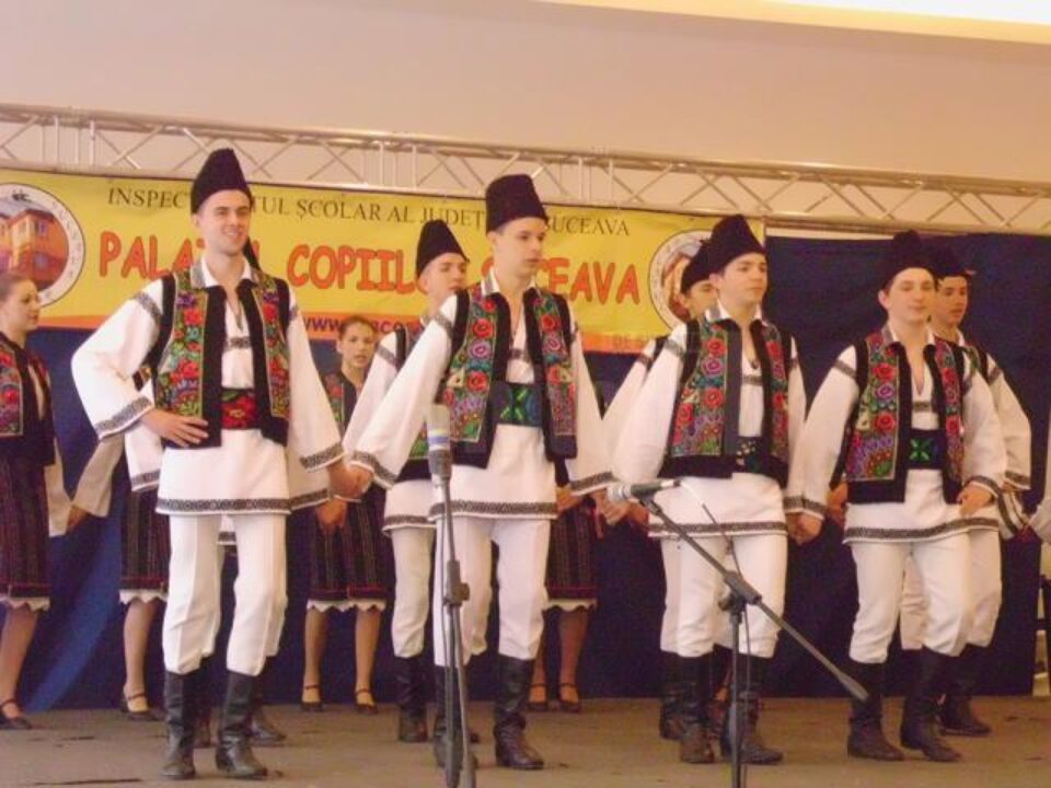 Circa 450 de elevi suceveni au participat la Festivalul de folclor „Tradiții Bucovinene”