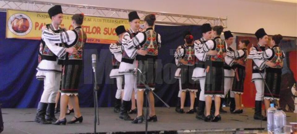 Circa 450 de elevi suceveni au participat la Festivalul de folclor „Tradiții Bucovinene”