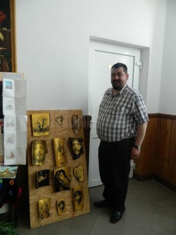 Învățătorul Traian Seserman, de la Școala cu clasele I-IV din cătunul Codru, pictează pe scoarță de copac