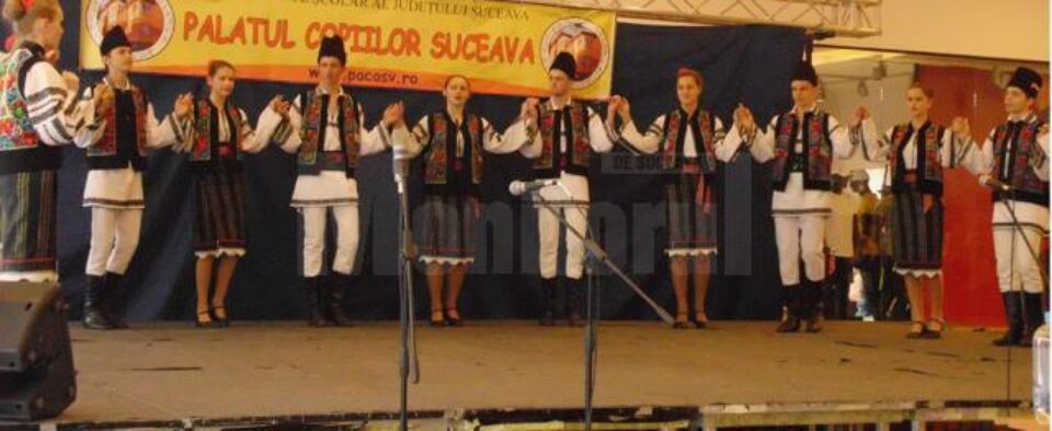 Circa 450 de elevi suceveni au participat la Festivalul de folclor „Tradiții Bucovinene”