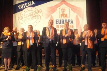 Candidatul PDL pentru Parlamentul European Orest Onofrei și prim-vicepreședintele PDL Cătălin Predoiu au fost prezenți la o întâlnire cu alegătorii din municipiul și zona Rădăuți