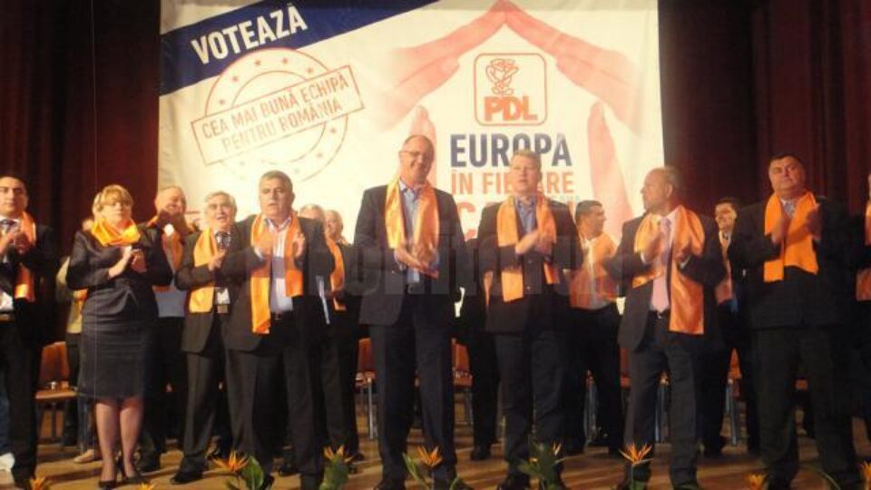 Candidatul PDL pentru Parlamentul European Orest Onofrei și prim-vicepreședintele PDL Cătălin Predoiu au fost prezenți la o întâlnire cu alegătorii din municipiul și zona Rădăuți