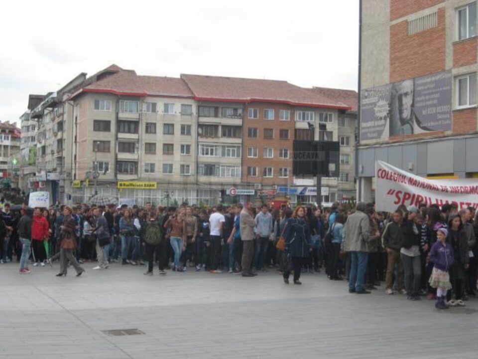 Marș prin Suceava, în cadrul acțiunii „Fii conștient, nu dependent”