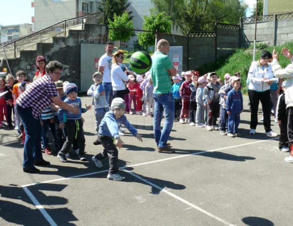 Micuții din Fălticeni, atrași la acțiuni sportive