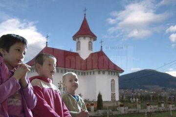 La Mănăstirea Podu Coșnei, preotul Negrea are grijă de zeci de copii orfani sau provenind din familii dezorganizate