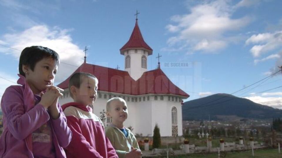 La Mănăstirea Podu Coșnei, preotul Negrea are grijă de zeci de copii orfani sau provenind din familii dezorganizate La Mănăstirea Podu Coșnei, preotul Negrea are grijă de zeci de copii orfani sau provenind din familii dezorganizate