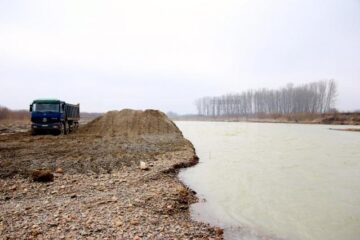 Balastul exploatat din imediata apropiere a albiei râului Suceava