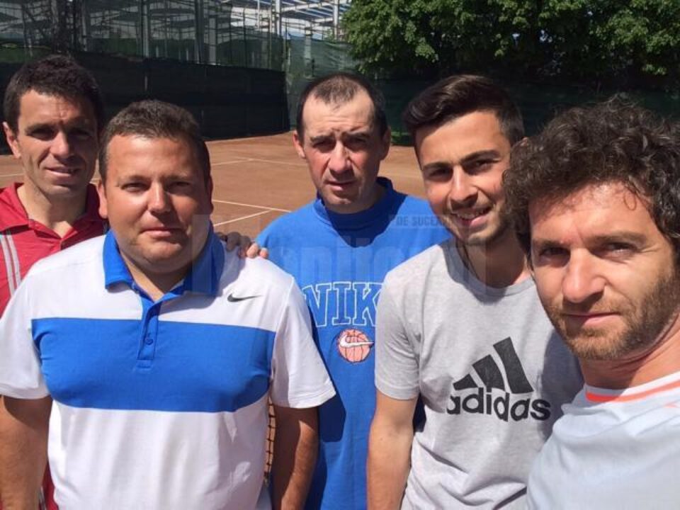 Profesorul Mihai Pop, împreună cu finaliștii de la nivelele 6 și 7