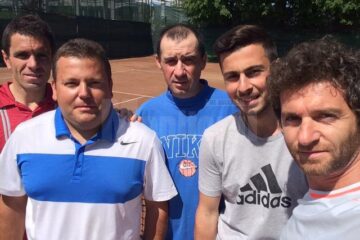 Profesorul Mihai Pop, împreună cu finaliștii de la nivelele 6 și 7