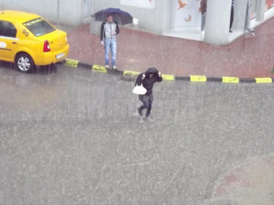 Ploaie torențială în centrul municipiului Suceava, joi după-amiază