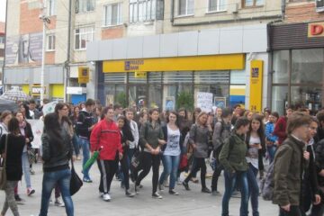 Aproape o mie de voluntari au militat ieri pe străzile Sucevei împotriva violenței, a drogurilor și a tutunului