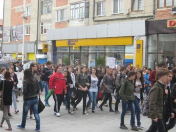 Aproape o mie de voluntari au militat ieri pe străzile Sucevei împotriva violenței, a drogurilor și a tutunului