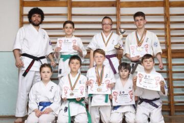 Lucian Nastasi, alături de copiii cu care a participat la competiția de la Iași