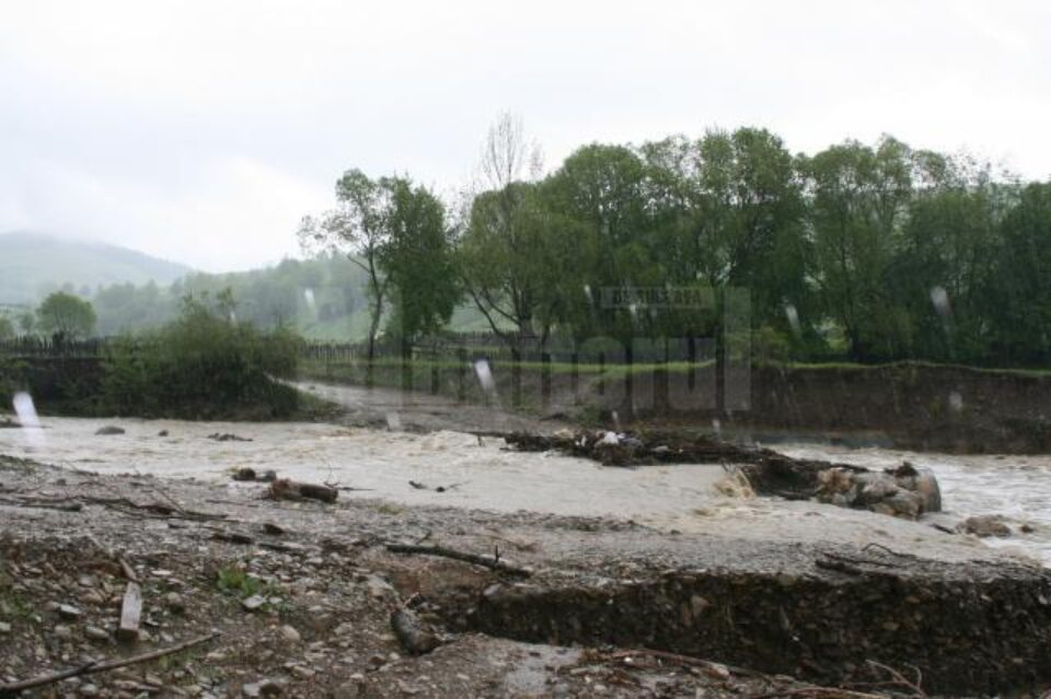 Calea de acces spre Poiana Micului, ruptă de ape