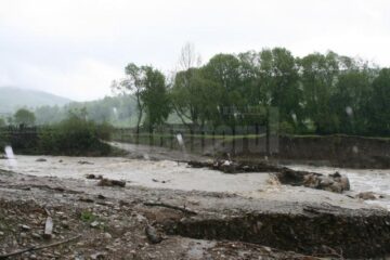 Calea de acces spre Poiana Micului, ruptă de ape