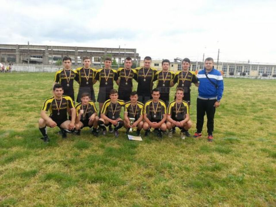 Echipa de rugby în 7 sub 19 ani a CSȘ Gura Humorului alături de antrenorul Andrei Varvaroi Echipa de rugby în 7 sub 19 ani a CSȘ Gura Humorului alături de antrenorul Andrei Varvaroi