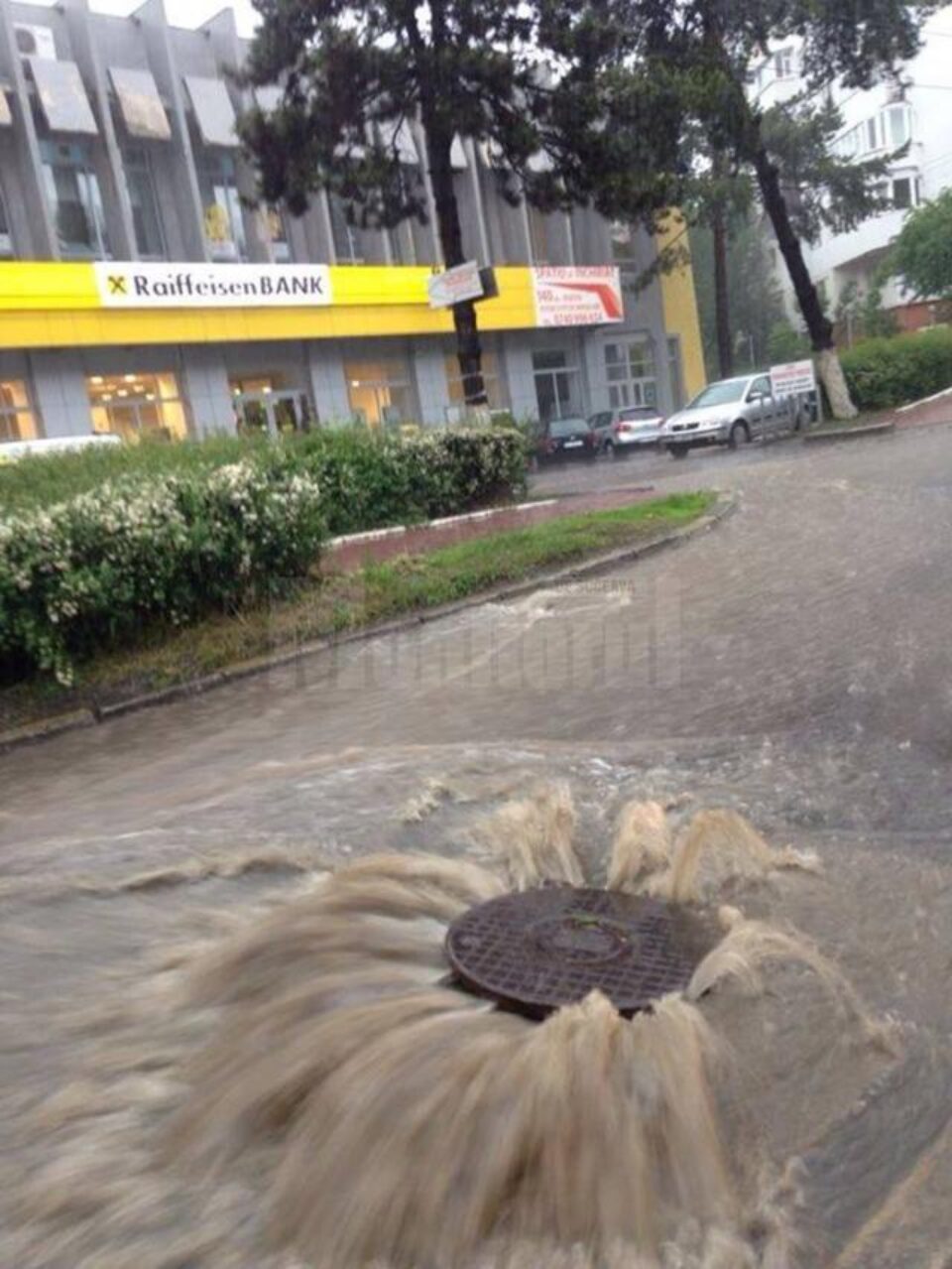 Canalizarea orașului nu a mai făcut față cantităților foarte mari de apă