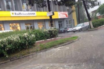 Canalizarea orașului nu a mai făcut față cantităților foarte mari de apă