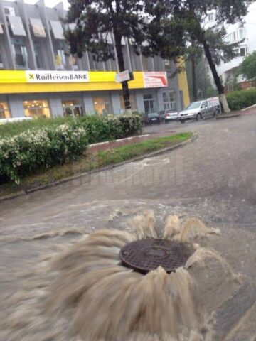 Canalizarea orașului nu a mai făcut față cantităților foarte mari de apă