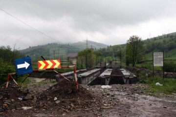 Peste 1.300 de oameni, aproape izolați la Pleșa și Poiana Micului, după ce drumul de acces a fost rupt de ape