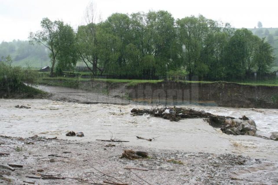 Podețul din tuburi de beton a fost măturat de apele învolburate încărcate de gunoaie