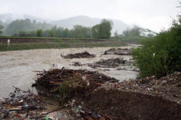 Peste 1.300 de oameni, aproape izolați la Pleșa și Poiana Micului, după ce drumul de acces a fost rupt de ape