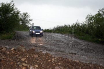 Peste 1.300 de oameni, aproape izolați la Pleșa și Poiana Micului, după ce drumul de acces a fost rupt de ape